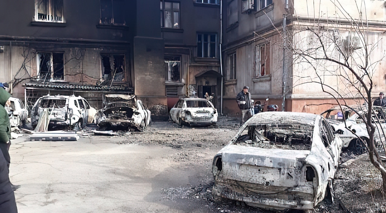 Bombed buildings & cars in Mariupoll